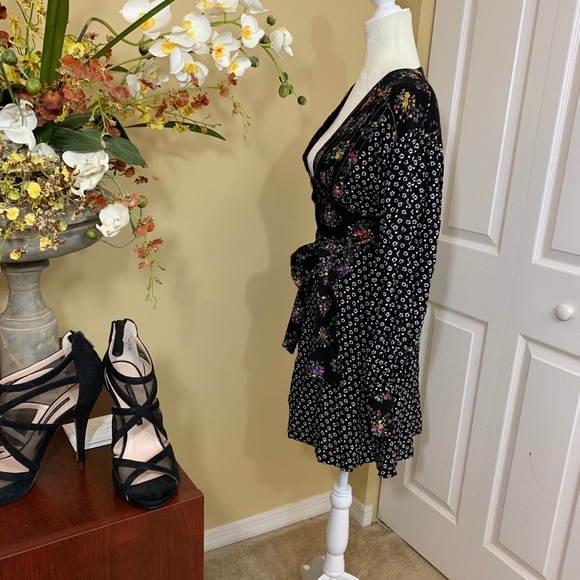 FREE PEOPLE WONDERLAND V-NECK FLORAL PRINT MINI DRESS, BLACK (NWT) - Picture 7 of 8